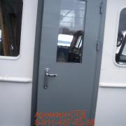 дверь металлическая со стеклопакетом в рубку корабля. 