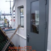дверь металлическая со стеклопакетом в рубку корабля.